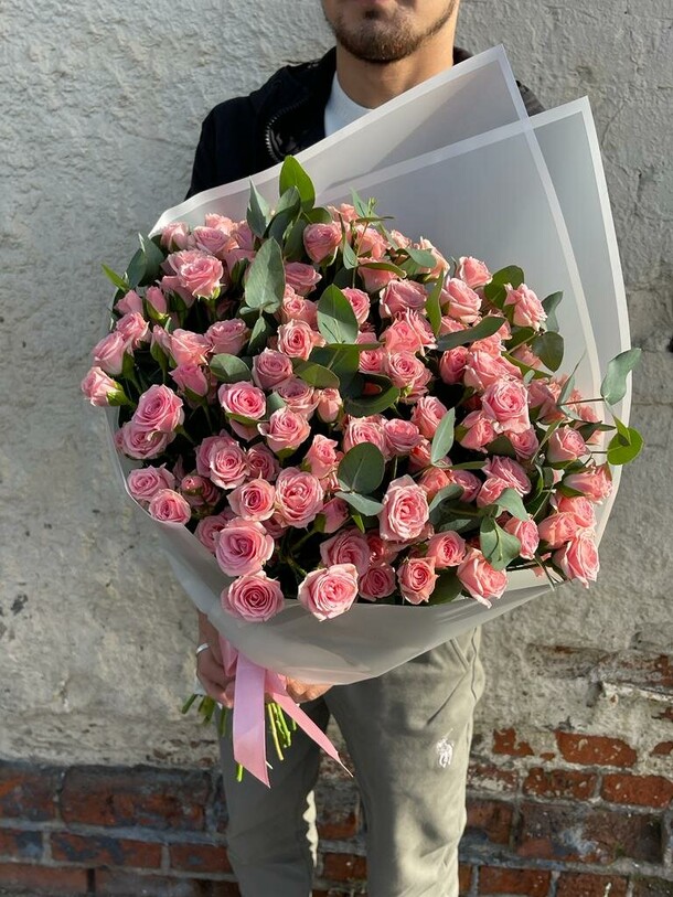 Букет из кустовых роз, артикул F1145338 - 15044 рублей, доставка по городу. Flawery - доставка цветов