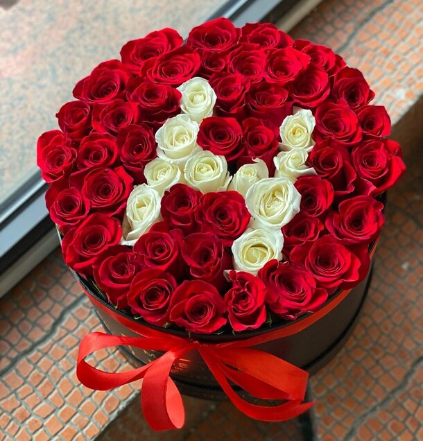 Розы в коробке 🌹, артикул F1147316 - 27589 рублей, доставка по городу. Flawery - доставка цветов