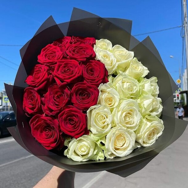 Красный и белый, артикул F1148882 - 13094 рублей, доставка по городу. Flawery - доставка цветов