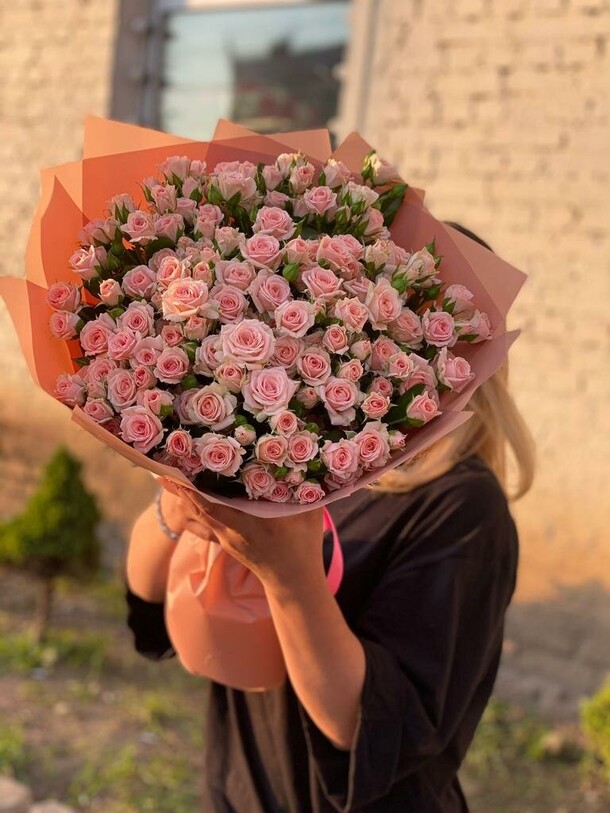 Нежные кустовые розы, артикул F1150324 - 29620 рублей, доставка по городу. Flawery - доставка цветов