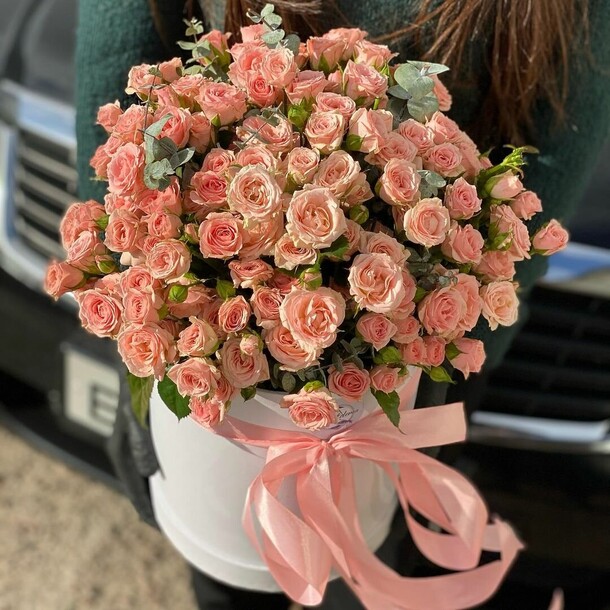 Кустовая роза в коробке, артикул F1166876 - 32098 рублей, доставка по городу. Flawery - доставка цветов