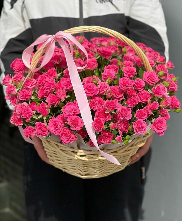 Малиновая кустовая роза в корзине, артикул F1201962 - 24256 рублей, доставка по городу. Flawery - доставка цветов