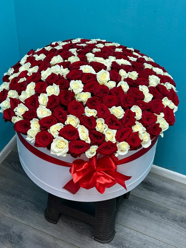 201 роза в коробке, артикул F1204732 - 81685 рублей, доставка по городу. Flawery - доставка цветов