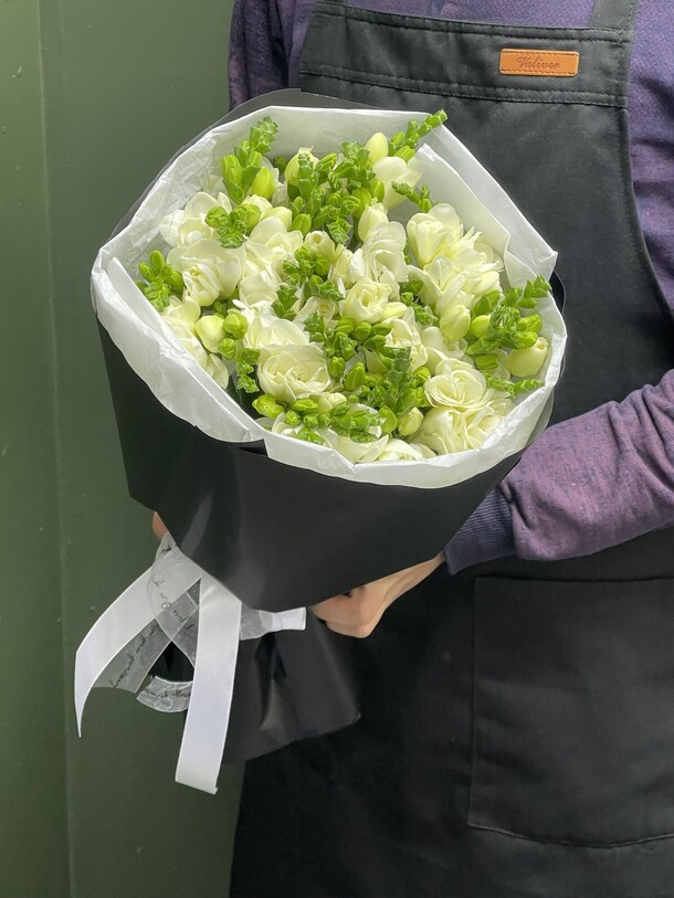 Букет из фрезий, артикул F1232117 - 22402 рублей, доставка по городу. Flawery - доставка цветов