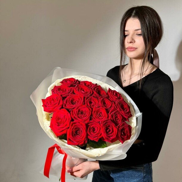 Букет из 19 роз, артикул F1239758 - 9196 рублей, доставка по городу. Flawery - доставка цветов