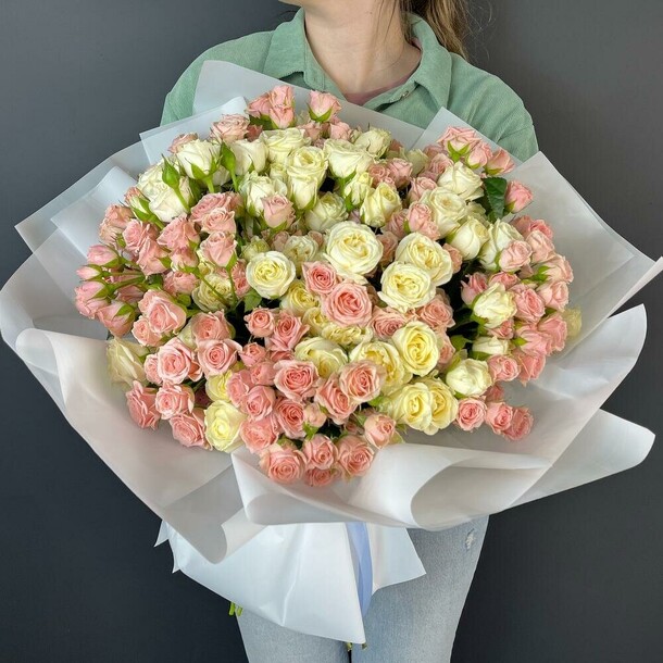 Моно букет из кустовых роз, артикул F1239761 - 35274 рублей, доставка по городу. Flawery - доставка цветов