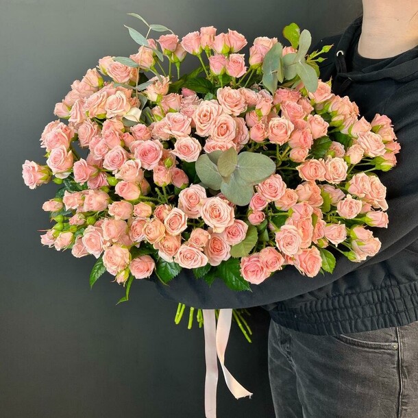 Розы кустовые с эвкалиптом, артикул F1239765 - 20403 рублей, доставка по городу. Flawery - доставка цветов