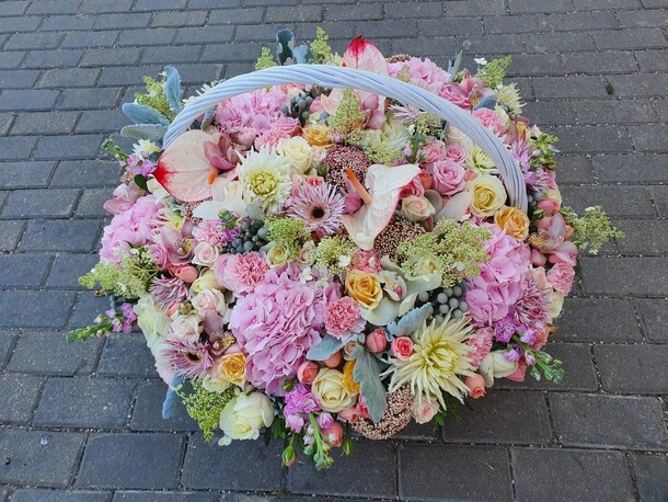 Цветы в корзине🌸, артикул F1239794 - 79721 рублей, доставка по городу. Flawery - доставка цветов