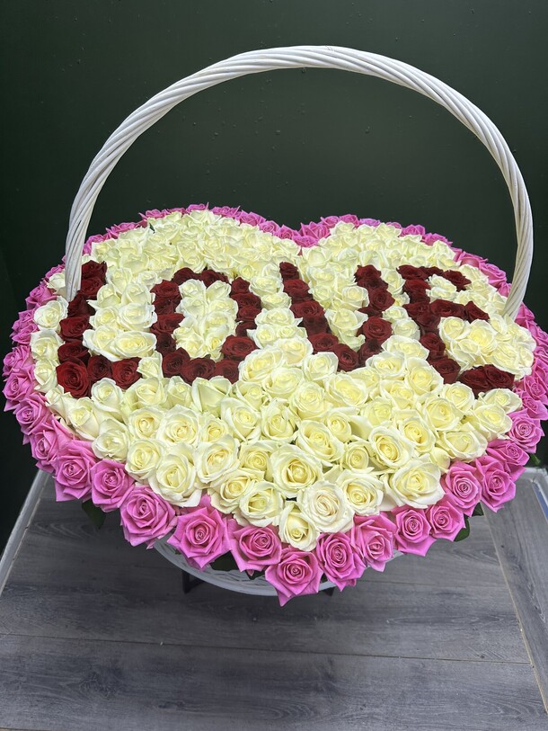 Цветы в корзине, артикул F1241024 - 126667 рублей, доставка по городу. Flawery - доставка цветов