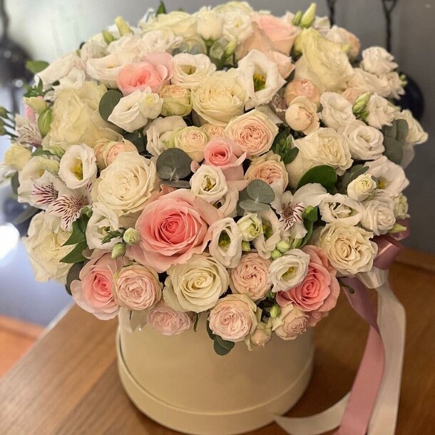 Цветы в шляпной коробке, артикул F1241026 - 33483 рублей, доставка по городу. Flawery - доставка цветов