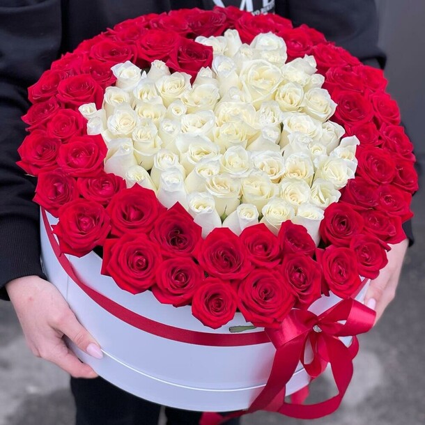 Розы в коробке, артикул F1242055 - 51613 рублей, доставка по городу. Flawery - доставка цветов