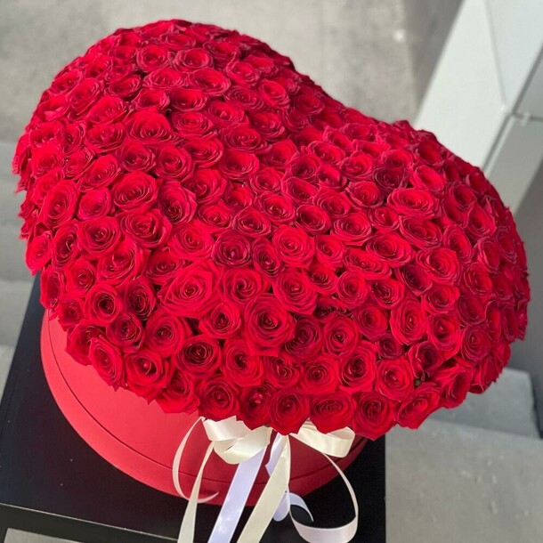 201 роза в коробке, артикул F1242370 - 106108 рублей, доставка по городу. Flawery - доставка цветов