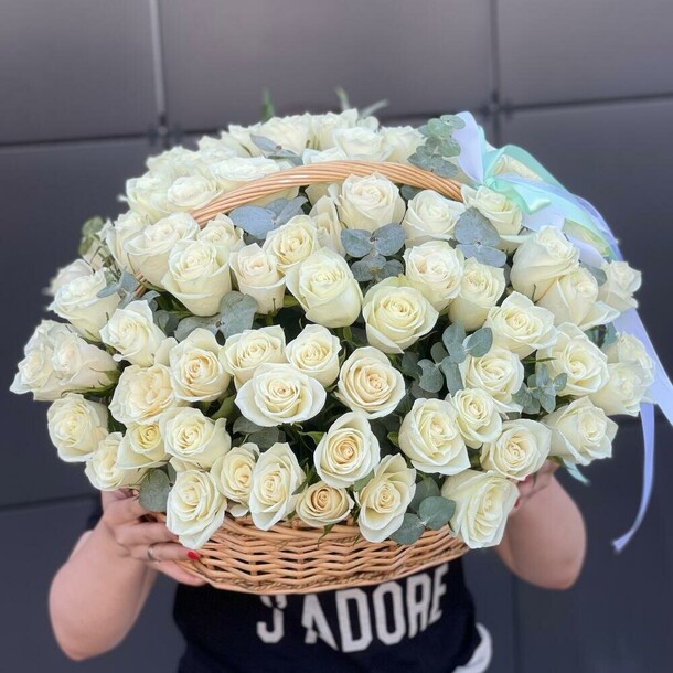 101 белая роза в коробке, артикул F1242371 - 54469 рублей, доставка по городу. Flawery - доставка цветов