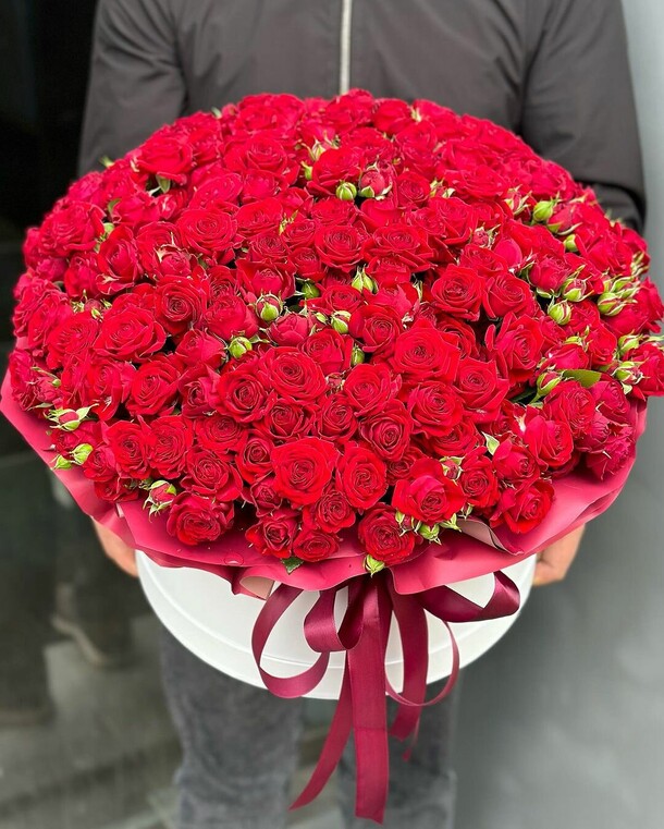 Красные кустовые розы в коробке, артикул F1247500 - 58949 рублей, доставка по городу. Flawery - доставка цветов