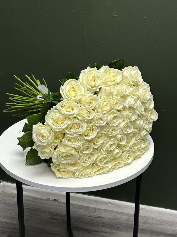 51 роза белая, артикул F1247503 - 21220 рублей, доставка по городу. Flawery - доставка цветов