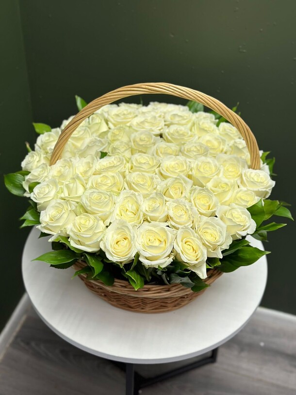 Белые розы в корзине, артикул F1249757 - 27106 рублей, доставка по городу. Flawery - доставка цветов