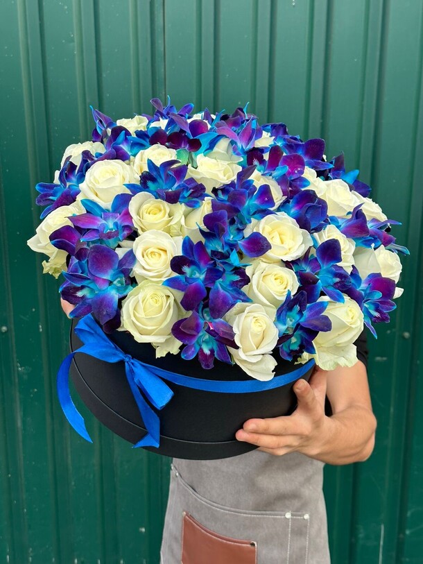 Цветы в коробке, артикул F1269471 - 27866 рублей, доставка по городу. Flawery - доставка цветов