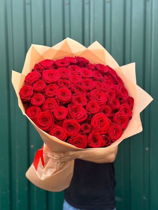 Красная роза, артикул F1269744 - 24360 рублей, доставка по городу. Flawery - доставка цветов