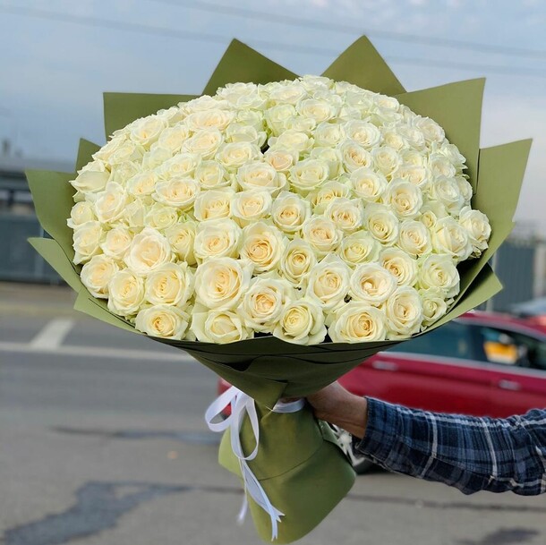 Букет из белых роз, артикул F93974 - 44536 рублей, доставка по городу. Flawery - доставка цветов