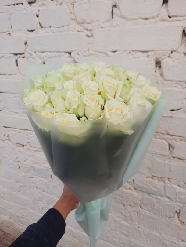 Букет из 31 роз, артикул F94766 - 10845 рублей, доставка по городу. Flawery - доставка цветов