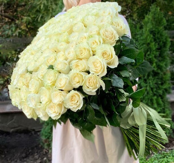 Букет из 101 розы, артикул F96005 - 48990 рублей, доставка по городу. Flawery - доставка цветов