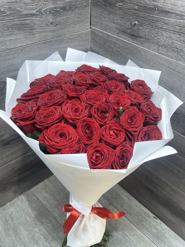 Букет из 31 роз, артикул F1142656 - 11963 рублей, доставка по городу. Flawery - доставка цветов