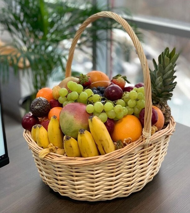 Корзина с фруктами, артикул F1148984 - 24167 рублей, доставка по городу. Flawery - доставка цветов