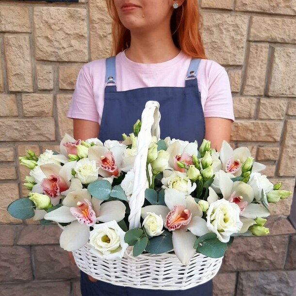 Орхидеи с эустомой в корзине "утренняя роса", артикул F1149294 - 33144 рублей, доставка по городу. Flawery - доставка цветов