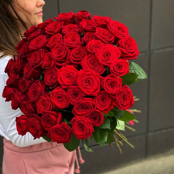 51 красная роза, артикул F1149305 - 21650 рублей, доставка по городу. Flawery - доставка цветов