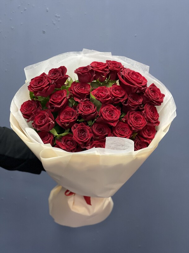 Букет из 31 розы, артикул F1163200 - 11963 рублей, доставка по городу. Flawery - доставка цветов