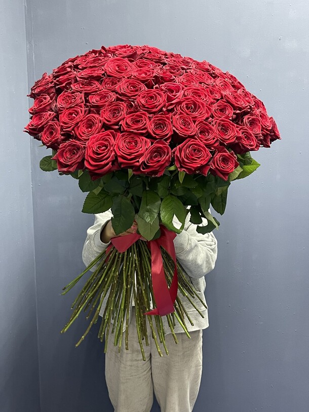 Букет из 101 розы, артикул F1164068 - 43946 рублей, доставка по городу. Flawery - доставка цветов