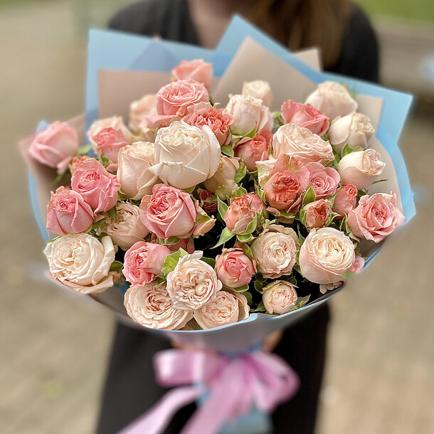 Дует из пионовидных кустовых роз, артикул F1226326 - 20712 рублей, доставка по городу. Flawery - доставка цветов