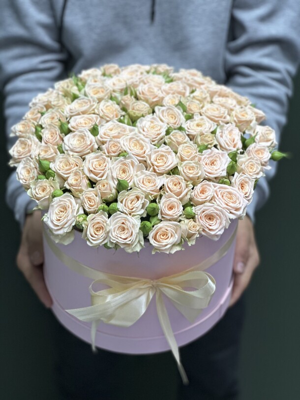 Кустовые розы в коробке, артикул F1226333 - 30010 рублей, доставка по городу. Flawery - доставка цветов