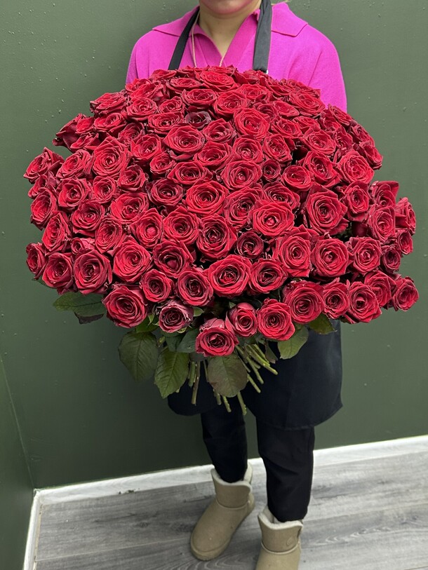 Букет из 101 розы, артикул F1226335 - 43302 рублей, доставка по городу. Flawery - доставка цветов