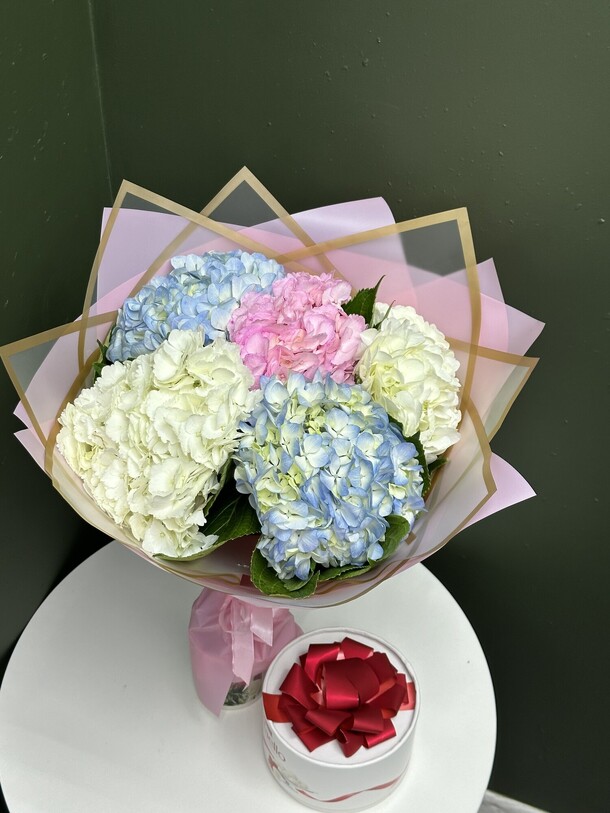 Букет из 5 гортензий, артикул F1226660 - 5800 рублей, доставка по городу. Flawery - доставка цветов