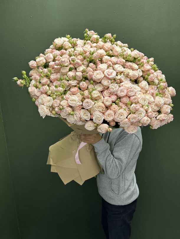 Огромный букет из пионовидные кустовые розы, артикул F1226663 - 103923 рублей, доставка по городу. Flawery - доставка цветов