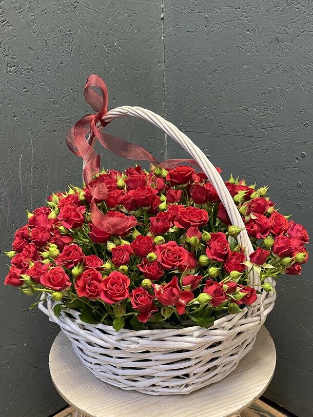 Кустовая роза в корзине, артикул F1436633 - 32154 рублей, доставка по городу. Flawery - доставка цветов