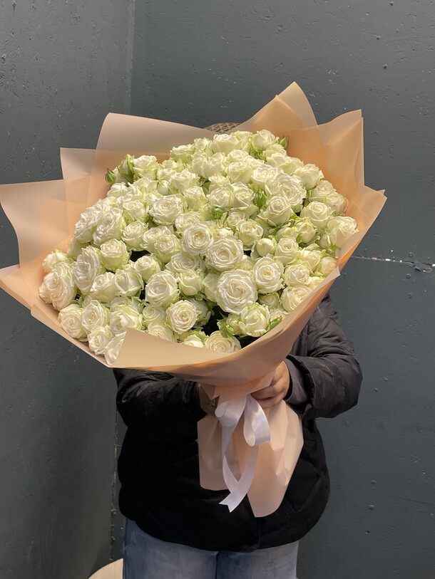 Роза кустовая белая, артикул F1436651 - 20259 рублей, доставка по городу. Flawery - доставка цветов