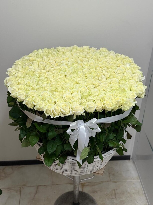 Корзина с белыми розами, артикул F1445890 - 133544 рублей, доставка по городу. Flawery - доставка цветов