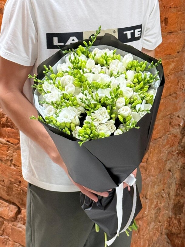 Фрезия белая, артикул F1445972 - 26366 рублей, доставка по городу. Flawery - доставка цветов