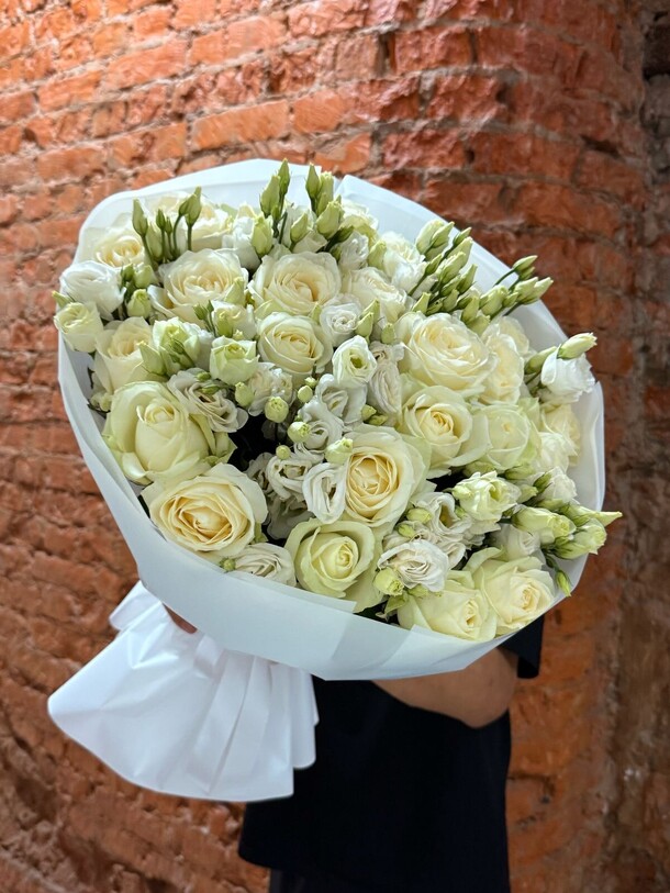 Белые розы с эустомами, артикул F1456641 - 18222 рублей, доставка по городу. Flawery - доставка цветов