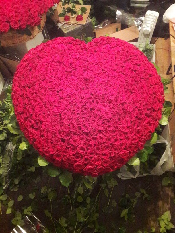 Огромный подарок, артикул F19896 - 212587 рублей, доставка по городу. Flawery - доставка цветов