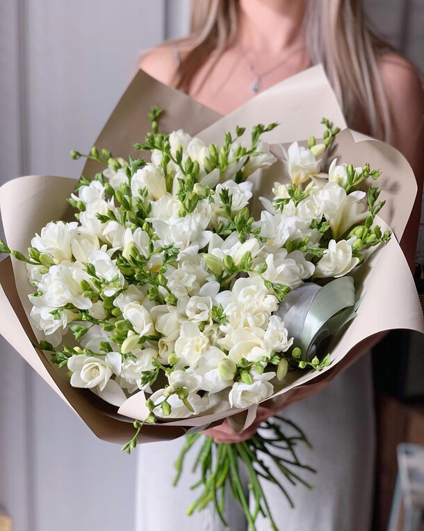 Букет из фрезий, артикул F48670 - 30379 рублей, доставка по городу. Flawery - доставка цветов