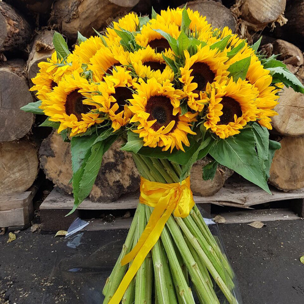 Букет из подсолнухов, артикул F52401 - 24437 рублей, доставка по городу. Flawery - доставка цветов