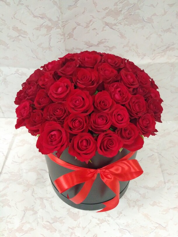 Розы в коробке, артикул F9564 - 9921 рублей, доставка по городу. Flawery - доставка цветов