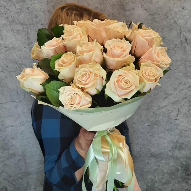 Букет из 19 роз, артикул F1147851 - 9387 рублей, доставка по городу. Flawery - доставка цветов