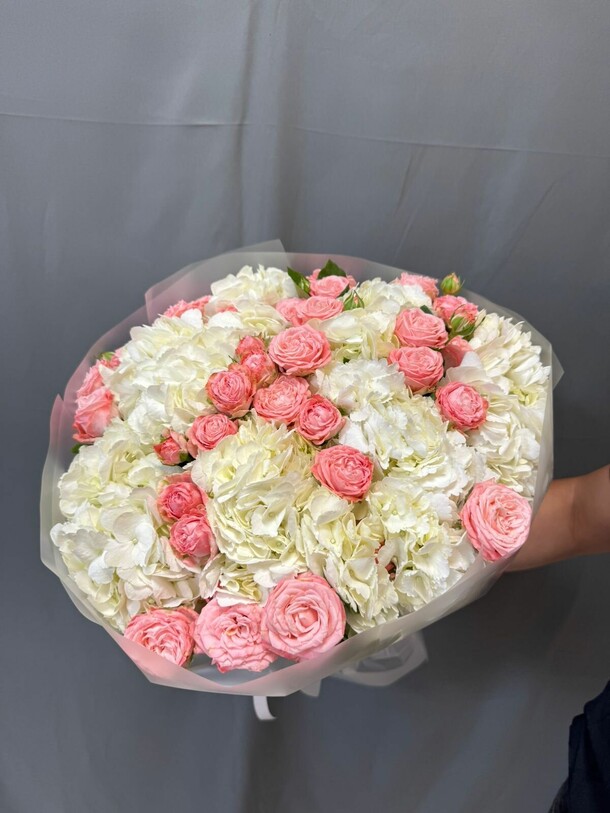 Гортензия и кустовая роза, артикул F1457555 - 11500 рублей, доставка по городу. Flawery - доставка цветов