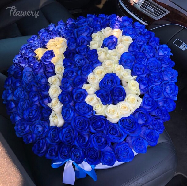 Букет из шикарных синих роз с вашей надписью, артикул F24277 - 121309 рублей, доставка по городу. Flawery - доставка цветов
