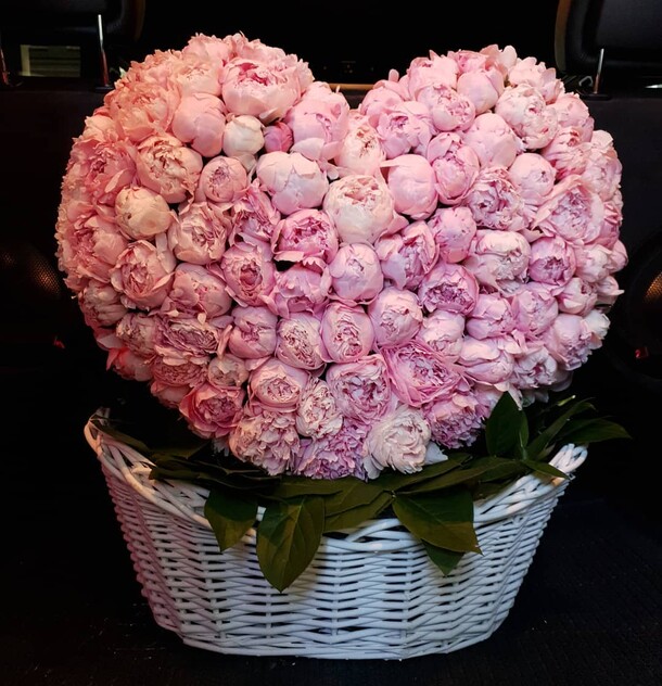 3d сердца из пионов, артикул F50834 - 468513 рублей, доставка по городу. Flawery - доставка цветов