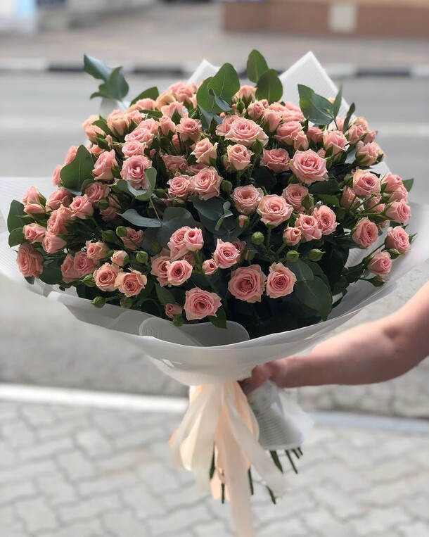 Букет из кустовых роз, артикул F50838 - 17500 рублей, доставка по городу. Flawery - доставка цветов